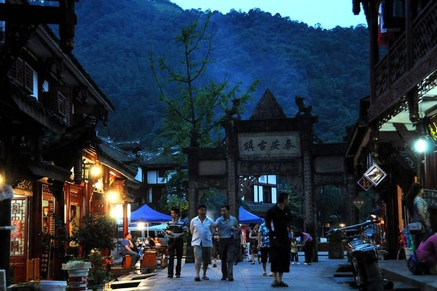 飞跃沙丘的小球
